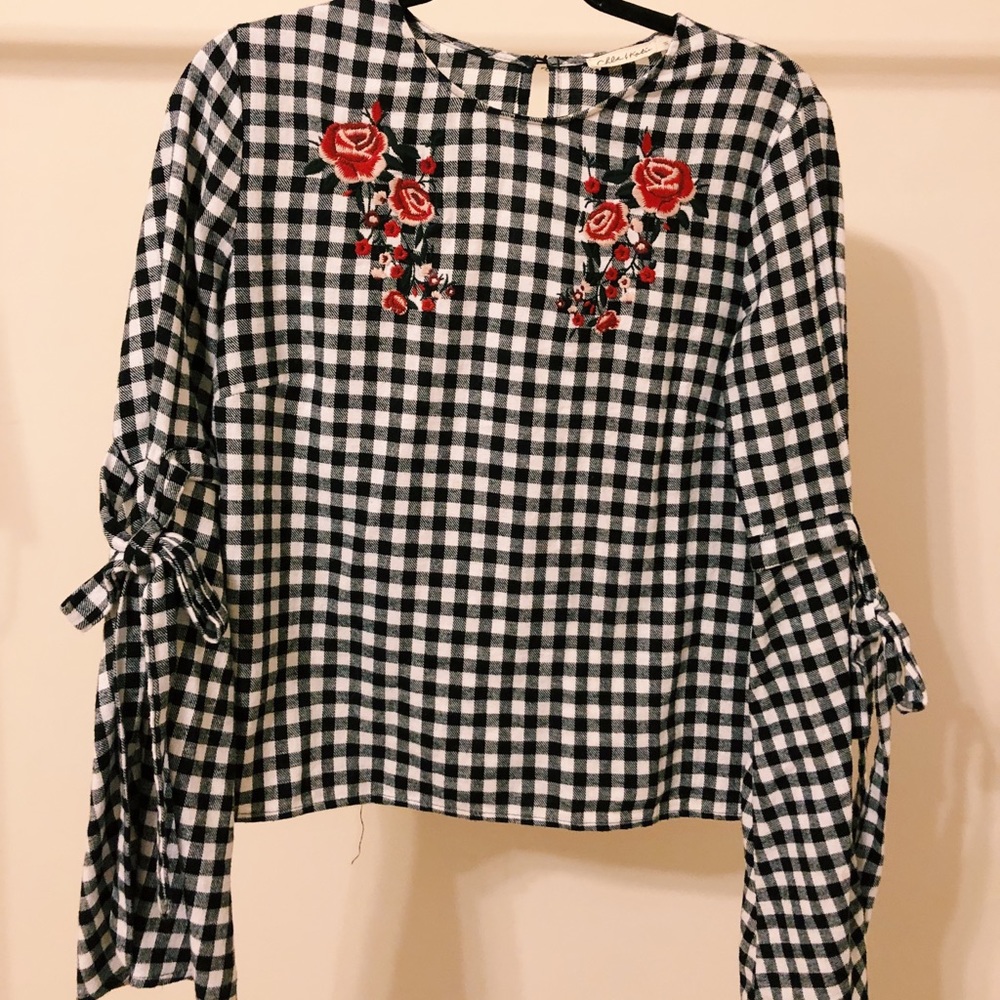 Gingham blouse with embroidery